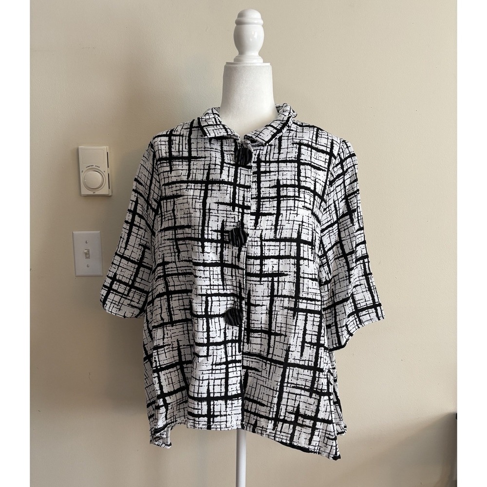 Yushi Womens Medium Top Button Front Funky Art‎ Lagenlook Black White Boho Chic